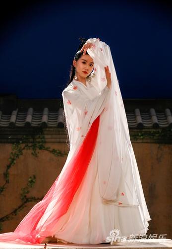 刘诗诗饰演凤卿尘