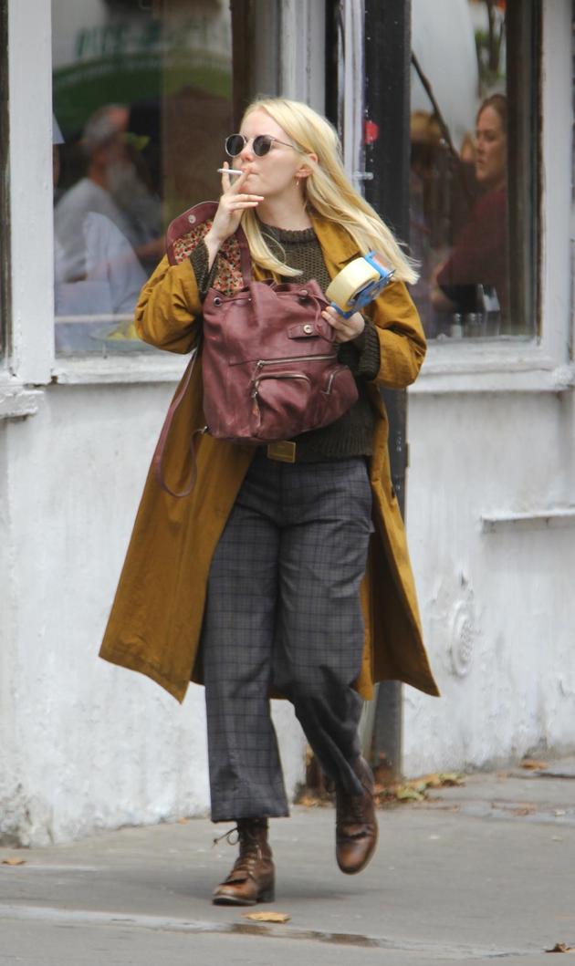 石头姐新片曝片场照大口吃面大步吸烟酷到飞起