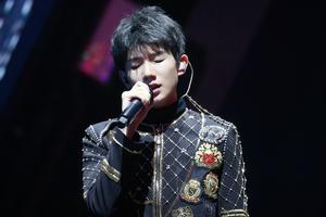 TFBOYS举办四周年演唱会 王源耳返出故障生气调侃|王源|TFBOYS|耳返_新浪娱乐_新浪网