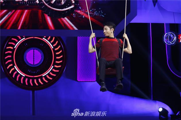 《加油！向未来》撒贝宁荡秋千