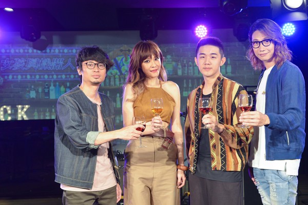 女孩与机器人乐队举办新歌发表会