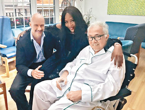 名模“黑珍珠”娜奥米·坎贝尔（中）与Giuseppe Cipriani（左）一起往探望邓永锵，穿着白色睡衣的他，看来精神不错。