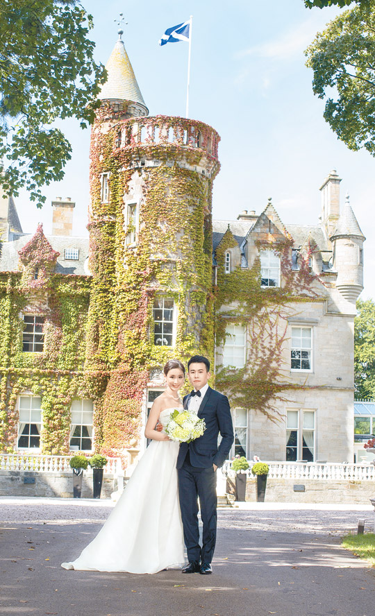 陈宇琛与林佑蔚在古堡行婚礼,很有童话的感觉.