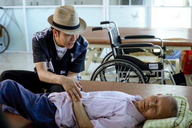 李玉刚看望瘫痪老父亲