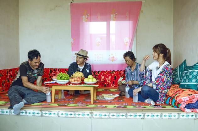 李玉刚看望儿时旧友遭尴尬