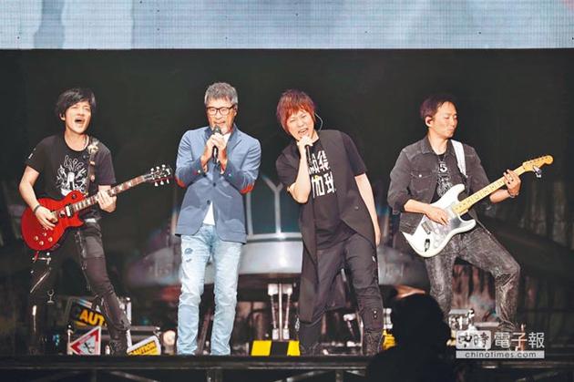 怪兽(左起)、李宗盛、阿信、石头在鸟巢演出〈凡人歌〉。
