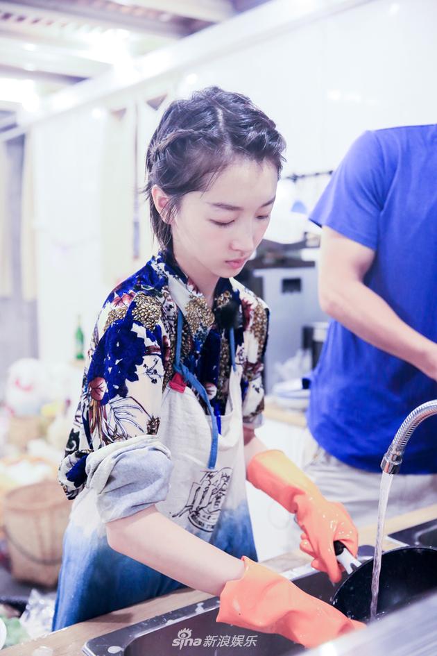 《中餐厅》周冬雨洗碗