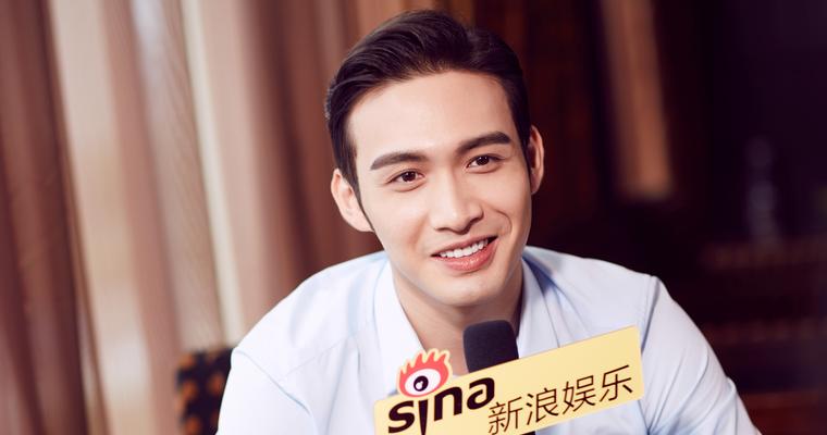 张彬彬800万粉丝福利 晒游泳照大秀健硕肌肉,