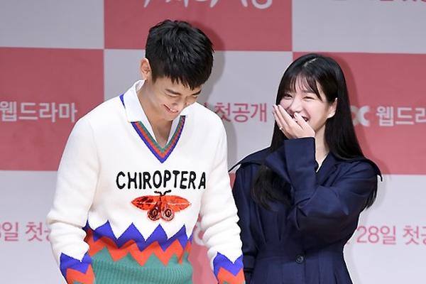 组图:jtbc《18岁》发布会 崔珉豪李侑菲等出席