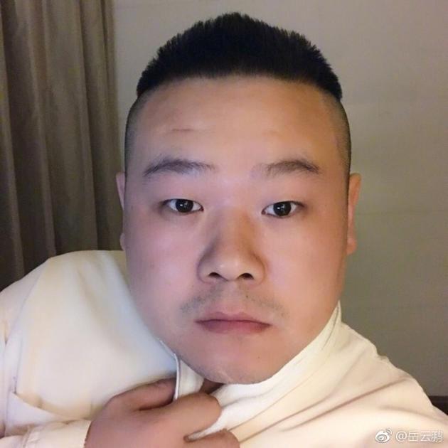 岳云鹏晒呆萌胡茬自拍 裹紧小衣服眼神楚楚可怜