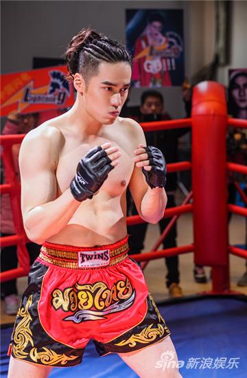 蒋劲夫半裸秀肌肉