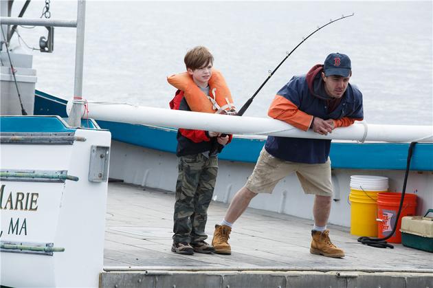 李与小时候的帕特里克在甲板交谈