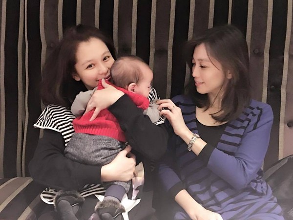 徐若瑄姊姊（右）已经是两个孩子的妈