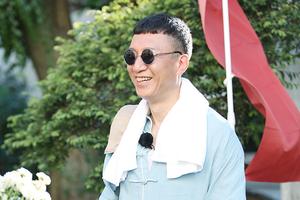 孙红雷和成员聊天