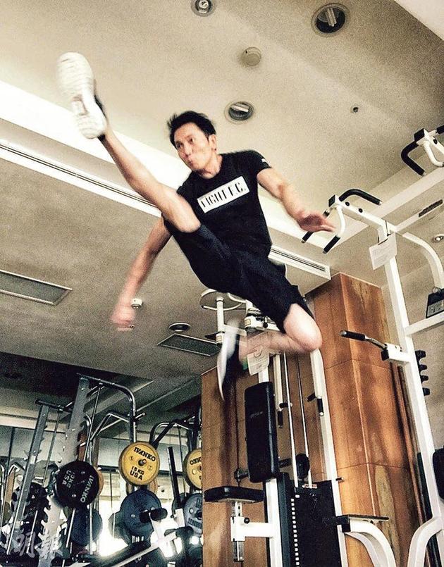 邹兆龙身手了得，曾获洪金宝赏识加入洪家班。