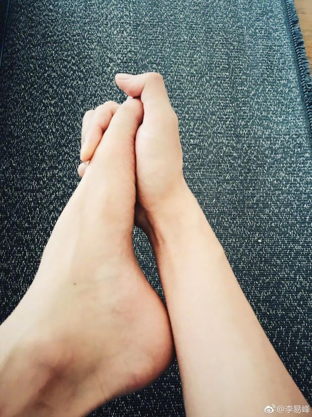 李易峰手牵着脚