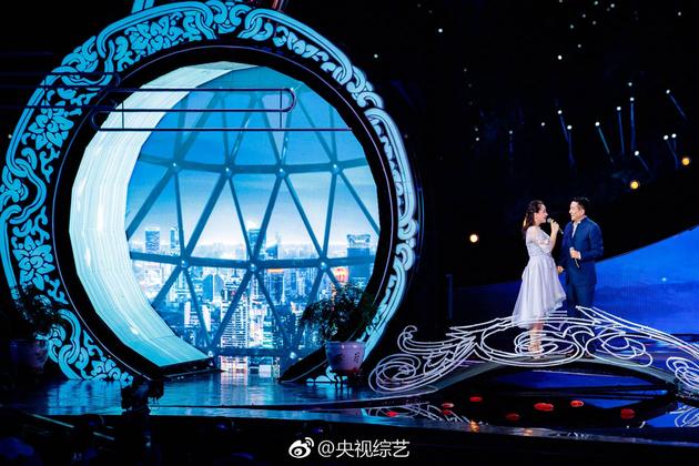 亮相央视综艺频道特别节目《天下有情人》,并浪漫献唱《因为爱情》,用