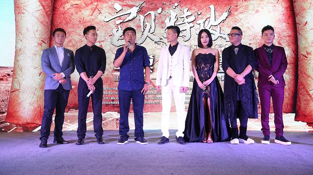 《宝贝特攻》导演杨健（左三）、制片人杨晶（左四）及众主演