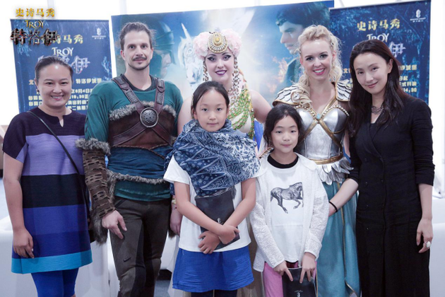 陶虹与演员合影