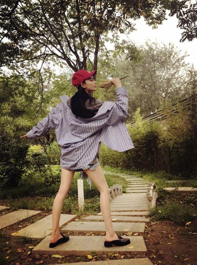 张馨予手握树枝装灵魂歌者网友我的眼里只有腿