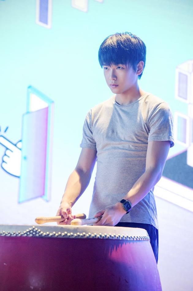 电影开拍前苦练大堂鼓