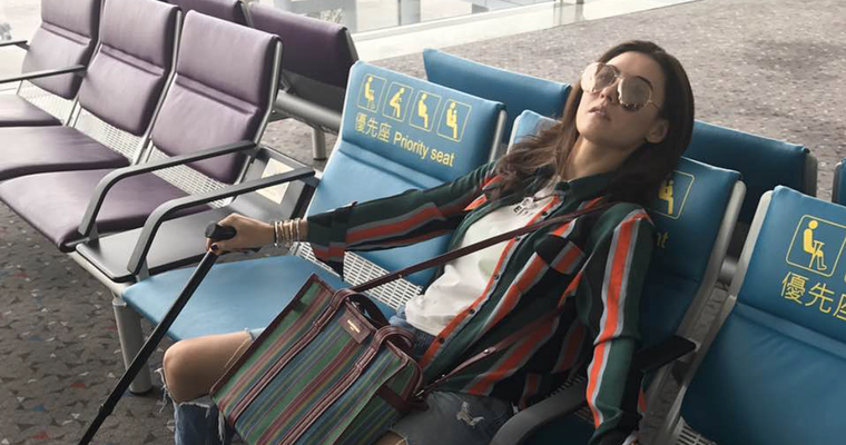 张柏芝拄拐杖脚缠绷