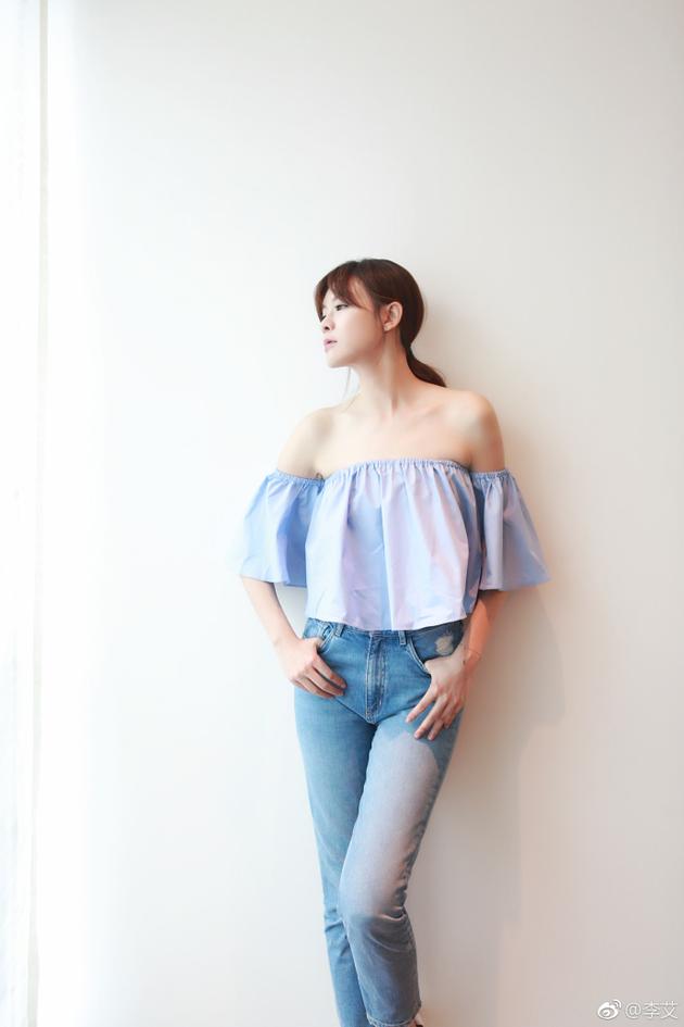 04 11:02:42 新浪娱乐 摘要:李艾穿小清新蓝色一字肩装配牛仔裤笑容