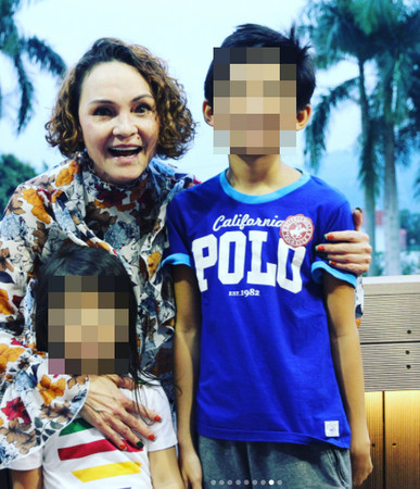 张柏芝妈妈与外孙合照。