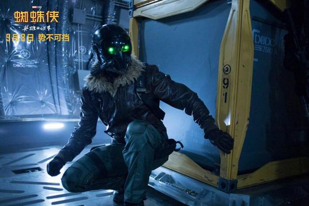 反派秃鹰头戴面具来势汹汹