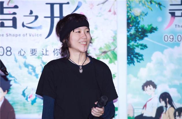 窦靖童与观众玩弹幕互动