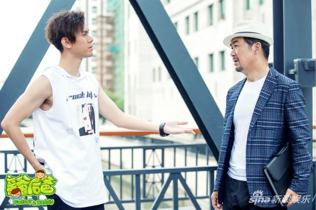 郭振迦，张国立桥上