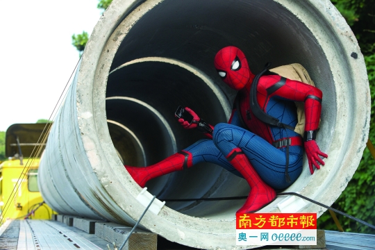 英国演员汤姆·霍兰德演的小蜘蛛十分活泼。