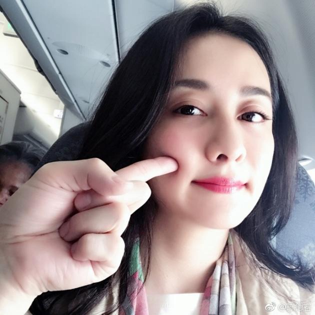 陈德容晒水嫩肌肤自拍 - 新闻资讯大全 - 政府部门小品剧本 - 年会