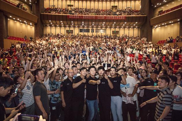 《空天猎》主创与观众合影