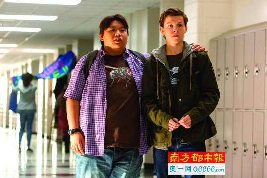 蜘蛛侠在学校里的朋友也是弱鸡似的宅男兄弟。