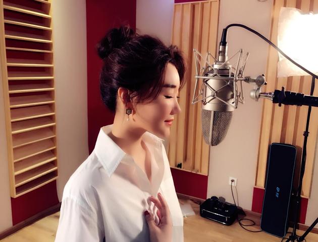 摘要:近日,新晋青年女歌手张硕的首支原创单曲《很想他》mv的拍摄工作