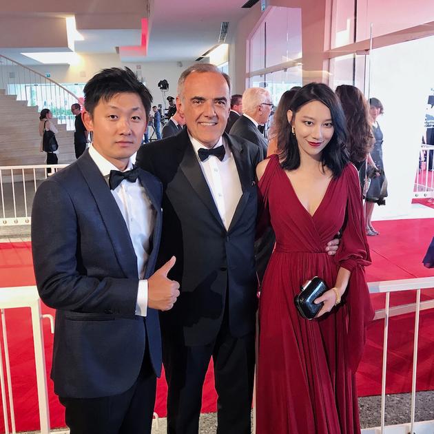 左起鹏飞，威尼斯主席芭芭拉先生，英泽