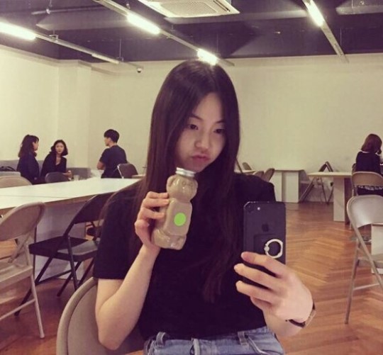 安昭熙晒自拍照淡妆出镜打扮朴素嘟嘴可爱