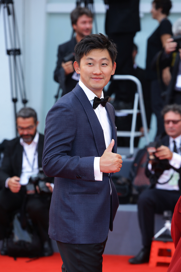 导演鹏飞亮相红毯