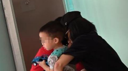 佟丽娅为儿子换尿裤