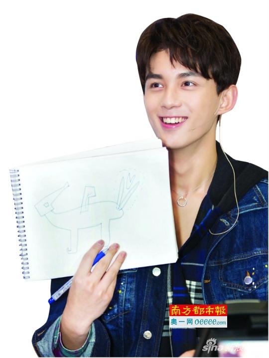 吴磊现场展示了自己的速成“画作”，它和真实游戏图大概是“买家秀”和“卖家秀”的区别。