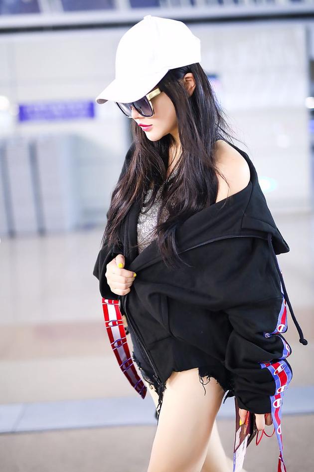 冉莹颖机场街拍