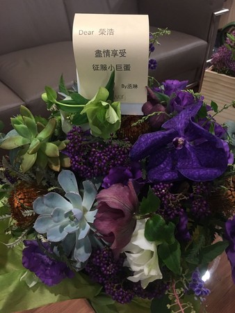 杨丞琳贴心送花挺男友
