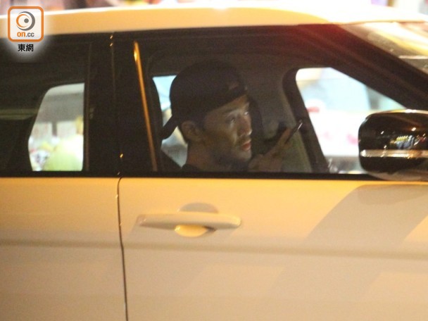 女友看医生林峯在路边等候