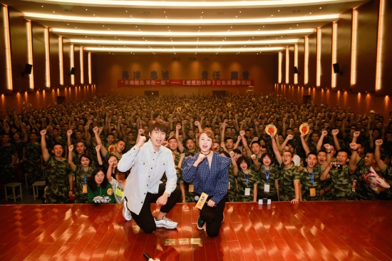 艾伦马丽与军训同学合影