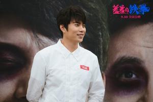 艾伦白衬衫超吸睛