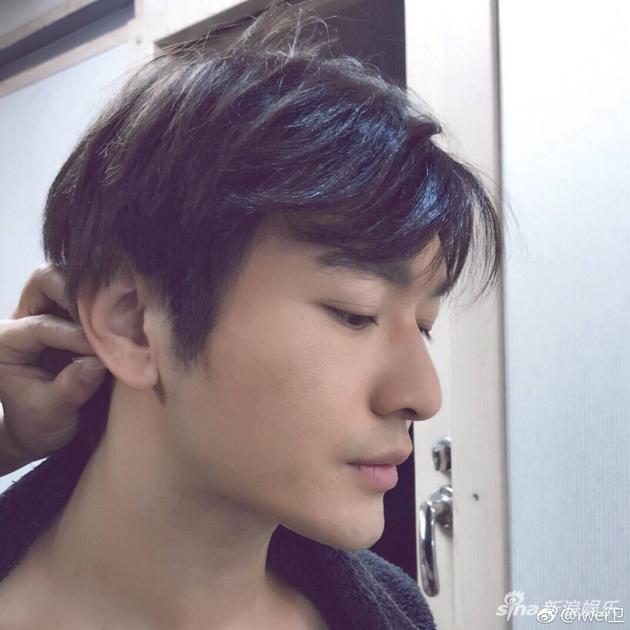 黄晓明低眉侧颜