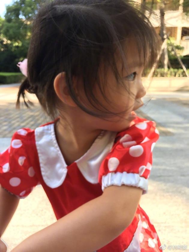 林熙蕾二女儿脸蛋肉嘟嘟 网友:母女俩都美