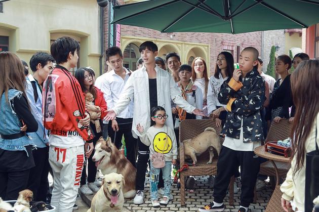 从左至右顺序成毅 阿拉蕾 gai