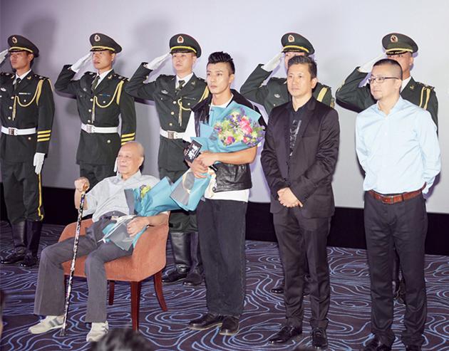 白恩出席捍卫者首映自曝曾深陷角色难自拔